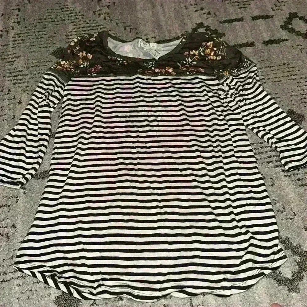 Maurices 24/7 Top, Shirt, Blouse, size S green striped/floral NWT